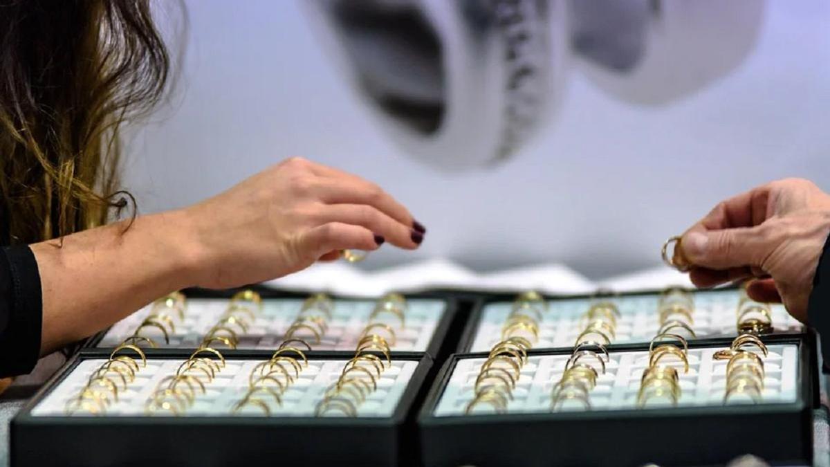 The Psychology Behind Buying Gold, Diamond Gifts